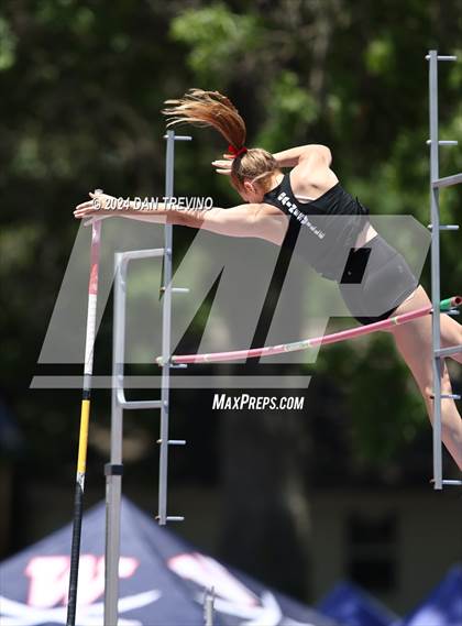 Thumbnail 2 in VHSL State Championships Pole Vault (Class 6) photogallery.