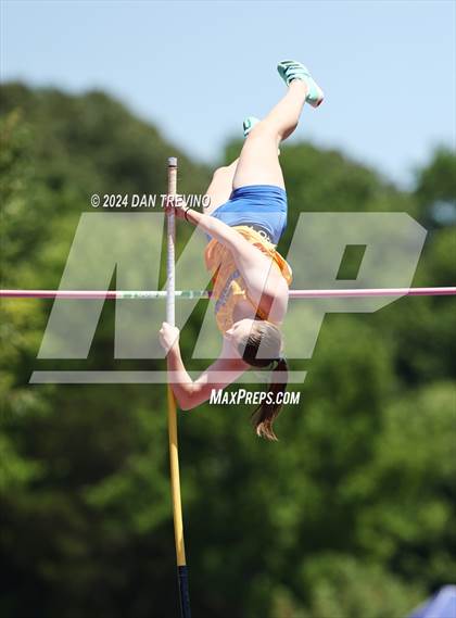 Thumbnail 3 in VHSL State Championships Pole Vault (Class 6) photogallery.