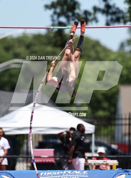 Thumbnail 2 in VHSL State Championships Pole Vault (Class 6) photogallery.