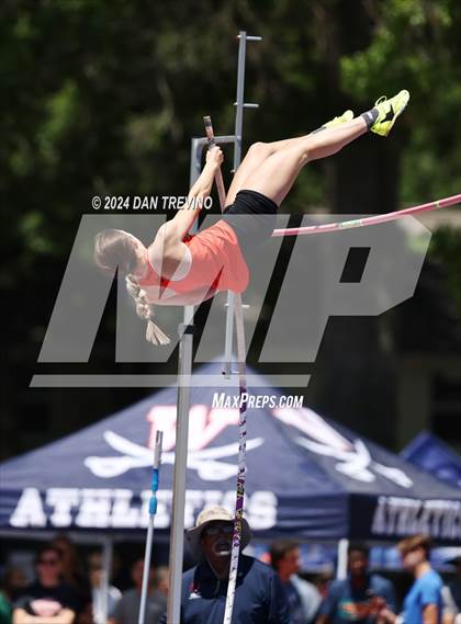 Thumbnail 2 in VHSL State Championships Pole Vault (Class 6) photogallery.