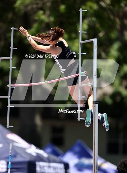 Thumbnail 2 in VHSL State Championships Pole Vault (Class 6) photogallery.