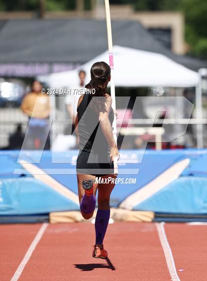 Thumbnail 2 in VHSL State Championships Pole Vault (Class 6) photogallery.