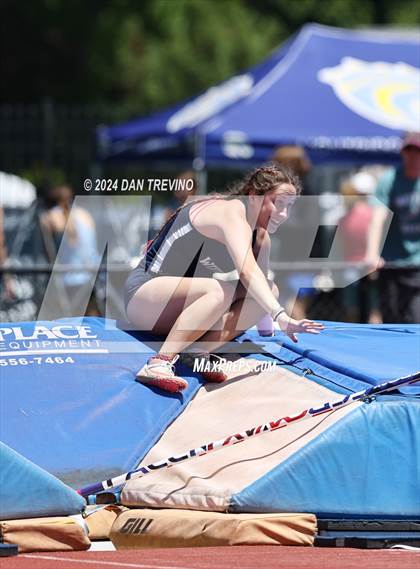Thumbnail 3 in VHSL State Championships Pole Vault (Class 6) photogallery.
