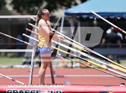 Thumbnail 1 in VHSL State Championships Pole Vault (Class 6) photogallery.