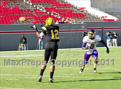 Thumbnail 2 in Tarboro vs Lincolnton (NCHSAA 2A Final) photogallery.