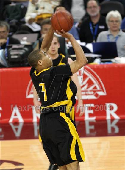 Thumbnail 2 in Bishop Montgomery vs. Salesian (CIF State D4 Final) photogallery.