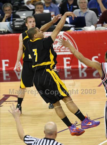 Thumbnail 3 in Bishop Montgomery vs. Salesian (CIF State D4 Final) photogallery.