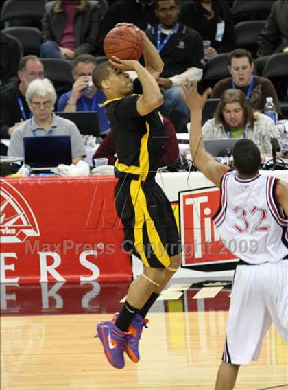 Thumbnail 2 in Bishop Montgomery vs. Salesian (CIF State D4 Final) photogallery.