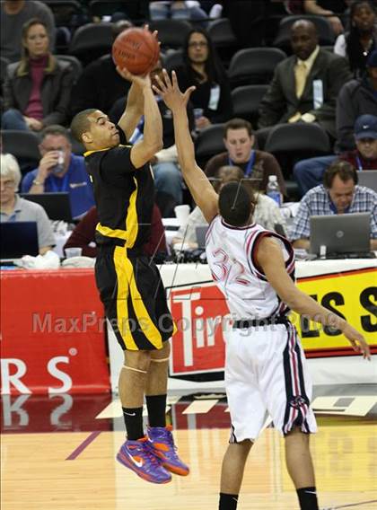 Thumbnail 3 in Bishop Montgomery vs. Salesian (CIF State D4 Final) photogallery.