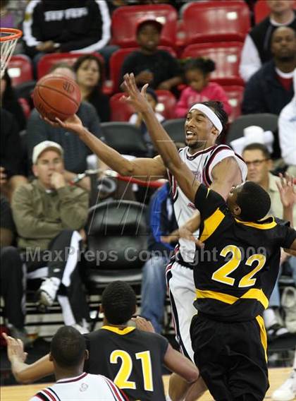 Thumbnail 2 in Bishop Montgomery vs. Salesian (CIF State D4 Final) photogallery.