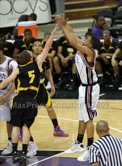 Thumbnail 3 in Bishop Montgomery vs. Salesian (CIF State D4 Final) photogallery.