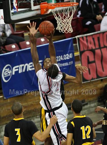 Thumbnail 3 in Bishop Montgomery vs. Salesian (CIF State D4 Final) photogallery.