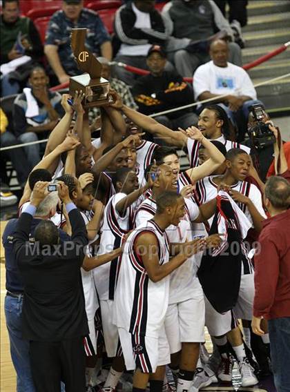 Thumbnail 2 in Bishop Montgomery vs. Salesian (CIF State D4 Final) photogallery.