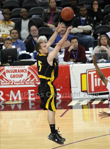 Thumbnail 2 in Bishop Montgomery vs. Salesian (CIF State D4 Final) photogallery.