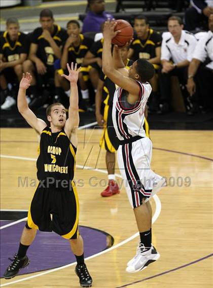 Thumbnail 2 in Bishop Montgomery vs. Salesian (CIF State D4 Final) photogallery.