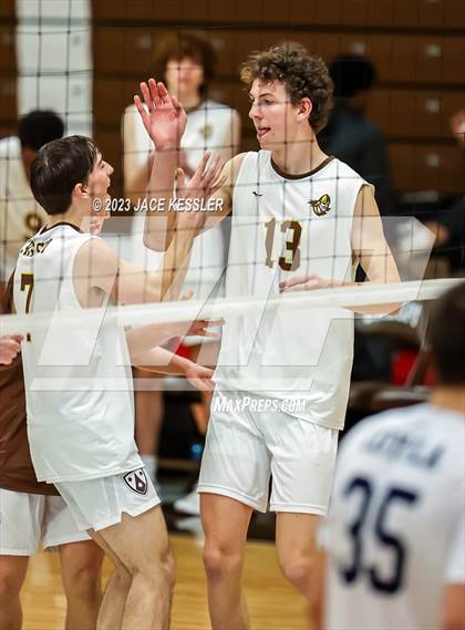 Thumbnail 1 in Loyola @ Crespi photogallery.
