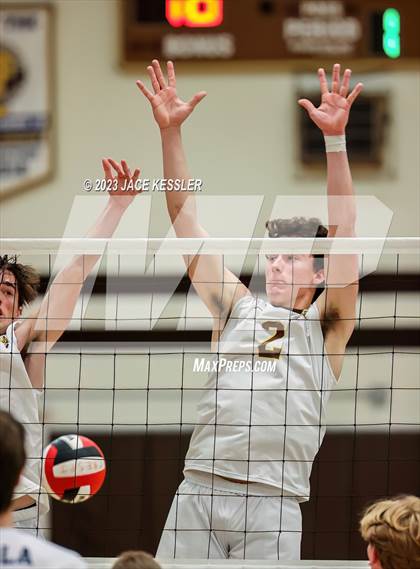 Thumbnail 3 in Loyola @ Crespi photogallery.