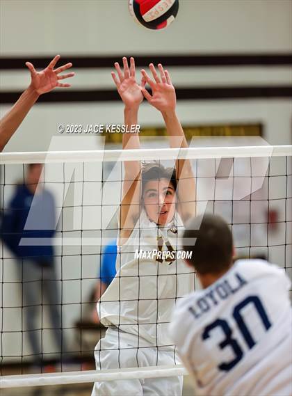 Thumbnail 2 in Loyola @ Crespi photogallery.