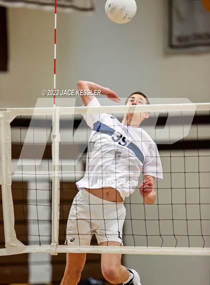 Thumbnail 2 in Loyola @ Crespi photogallery.