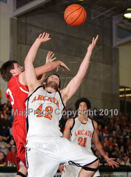 Thumbnail 1 in Ferndale vs. Arcata (Dick Nicali Tournament) photogallery.