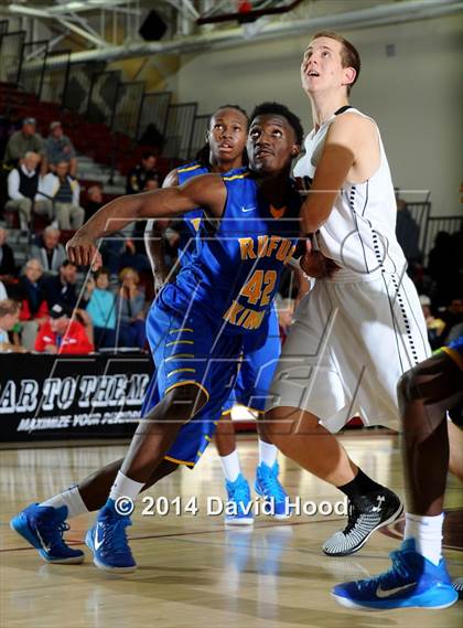 Thumbnail 2 in Oakley College (Las Palmas de Gran Canaria, Spain) vs. King (MaxPreps Holiday Classic) photogallery.