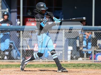 Thumbnail 2 in Salesian vs La Salle photogallery.