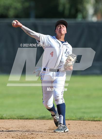 Thumbnail 3 in Salesian vs La Salle photogallery.