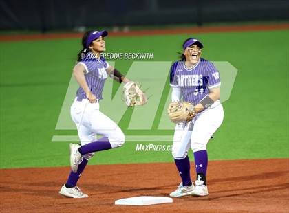 Thumbnail 1 in Guyer vs. Weslaco (UIL 6A Softball Semifinal) photogallery.
