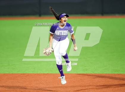 Thumbnail 3 in Guyer vs. Weslaco (UIL 6A Softball Semifinal) photogallery.
