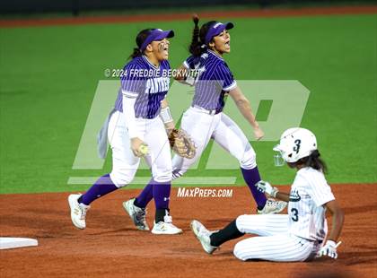 Thumbnail 3 in Guyer vs. Weslaco (UIL 6A Softball Semifinal) photogallery.