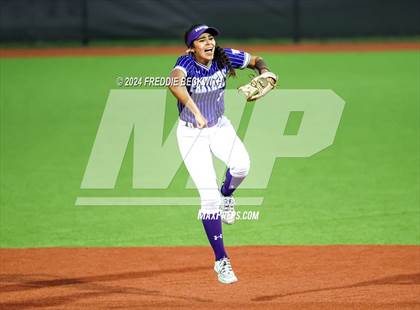 Thumbnail 3 in Guyer vs. Weslaco (UIL 6A Softball Semifinal) photogallery.