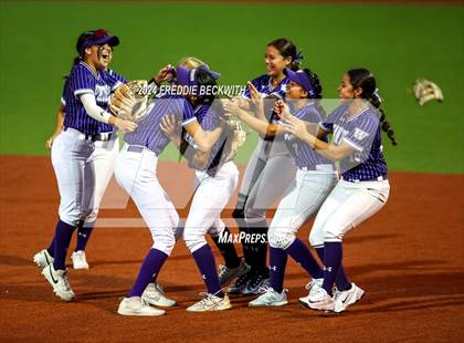 Thumbnail 3 in Guyer vs. Weslaco (UIL 6A Softball Semifinal) photogallery.