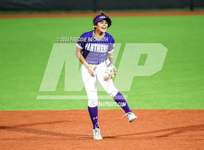 Thumbnail 1 in Guyer vs. Weslaco (UIL 6A Softball Semifinal) photogallery.