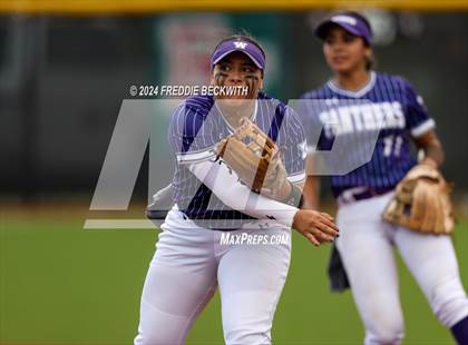 Thumbnail 2 in Guyer vs. Weslaco (UIL 6A Softball Semifinal) photogallery.