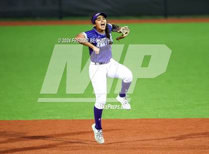 Thumbnail 2 in Guyer vs. Weslaco (UIL 6A Softball Semifinal) photogallery.