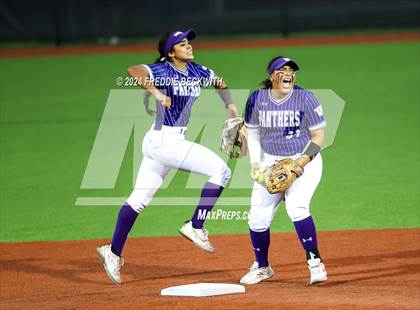 Thumbnail 2 in Guyer vs. Weslaco (UIL 6A Softball Semifinal) photogallery.