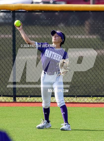 Thumbnail 2 in Guyer vs. Weslaco (UIL 6A Softball Semifinal) photogallery.