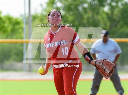 Thumbnail 3 in Schulenburg vs. Three Rivers (UIL 2A Area Playoffs) photogallery.
