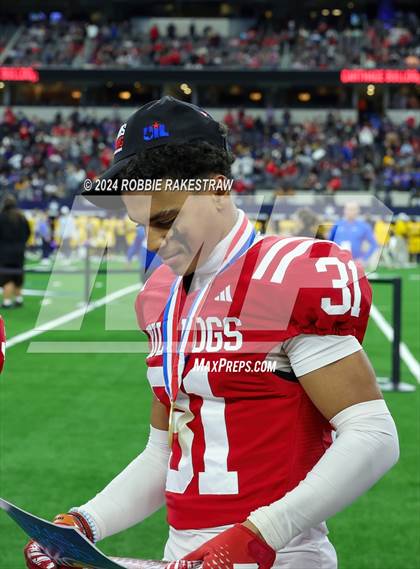 Thumbnail 1 in La Vega vs. Carthage (UIL 4A Division II Football Final Medal Ceremony) photogallery.