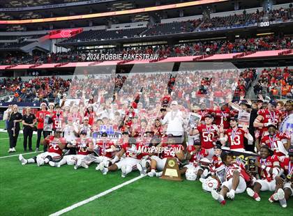 Thumbnail 2 in La Vega vs. Carthage (UIL 4A Division II Football Final Medal Ceremony) photogallery.