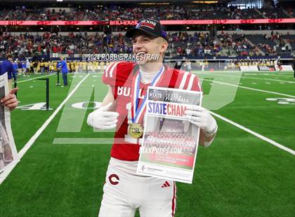 Thumbnail 1 in La Vega vs. Carthage (UIL 4A Division II Football Final Medal Ceremony) photogallery.