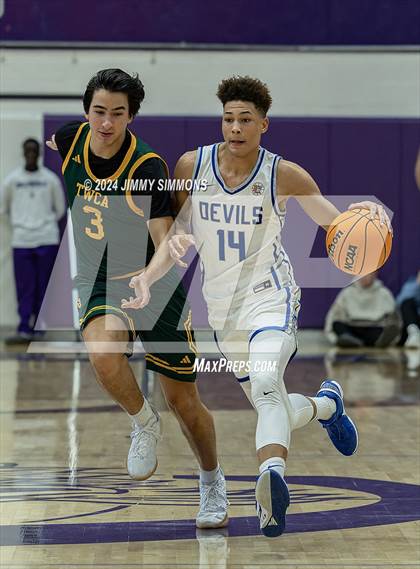 Thumbnail 2 in Quincy vs. The Woodlands Christian Academy (Prairie Farms Holiday Classic) photogallery.