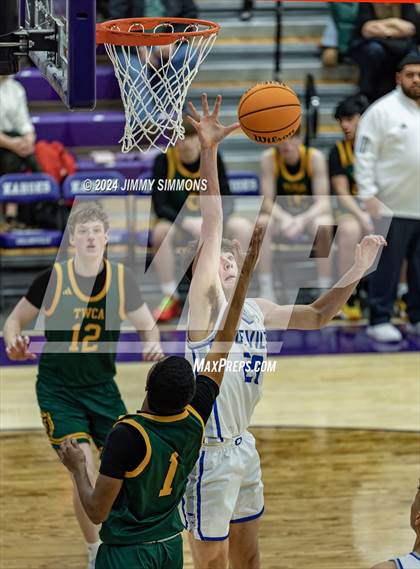 Thumbnail 2 in Quincy vs. The Woodlands Christian Academy (Prairie Farms Holiday Classic) photogallery.