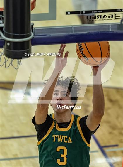 Thumbnail 2 in Quincy vs. The Woodlands Christian Academy (Prairie Farms Holiday Classic) photogallery.