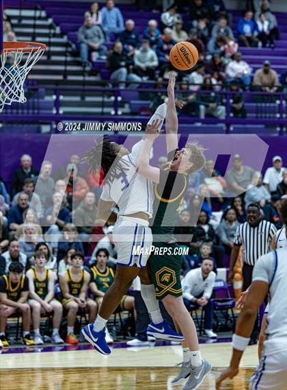 Thumbnail 2 in Quincy vs. The Woodlands Christian Academy (Prairie Farms Holiday Classic) photogallery.