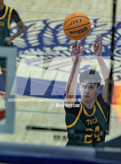 Thumbnail 2 in Quincy vs. The Woodlands Christian Academy (Prairie Farms Holiday Classic) photogallery.
