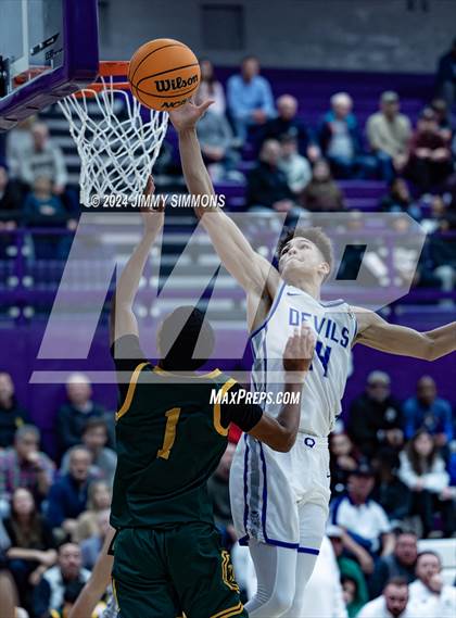 Thumbnail 3 in Quincy vs. The Woodlands Christian Academy (Prairie Farms Holiday Classic) photogallery.