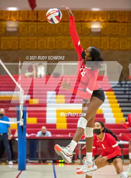 Thumbnail 3 in Poite Loma vs Cathedral Catholic  photogallery.
