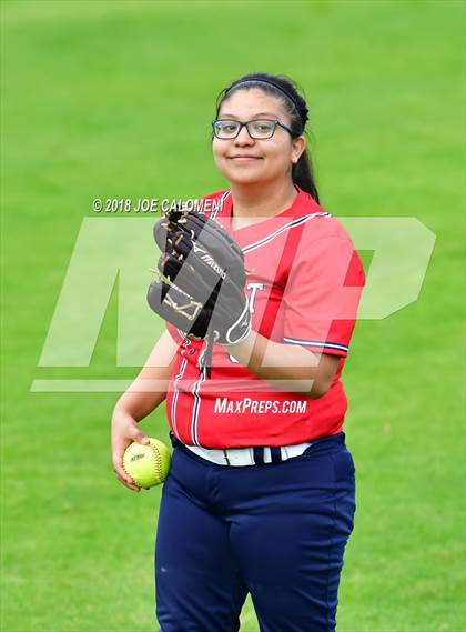 Thumbnail 1 in Roosevelt [Theodore] vs Houston [Sam] (SAISD Softball Tournament) photogallery.