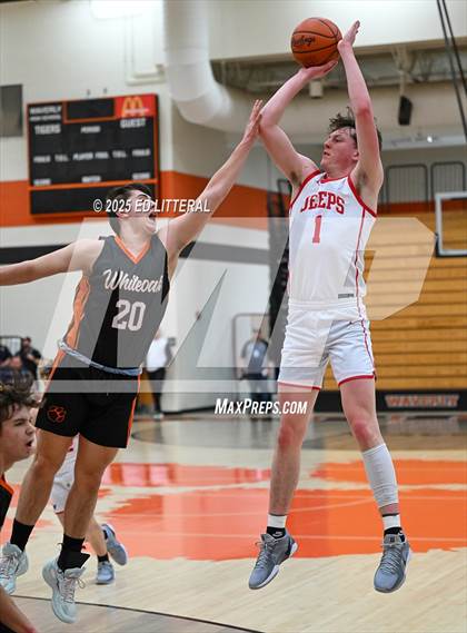 Thumbnail 3 in South Webster vs. Whiteoak (OHSAA DIV VII DISTRICT SEMIFINAL) photogallery.